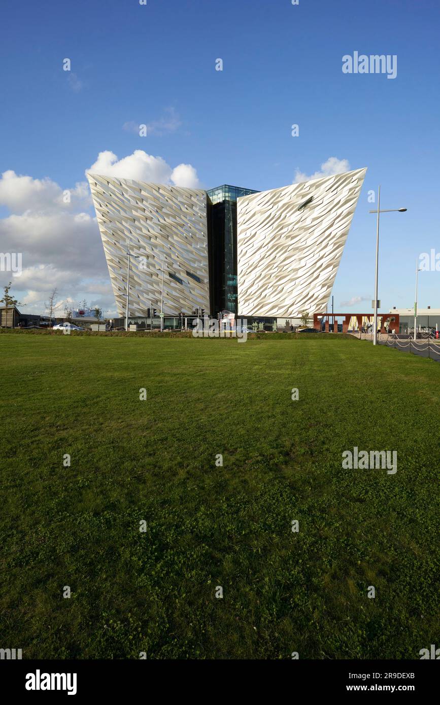 Blick in Richtung Museum bei Annäherung. Titanic Belfast, Belfast, Vereinigtes Königreich. Architekt: Eric Kuhne, 2012. Stockfoto