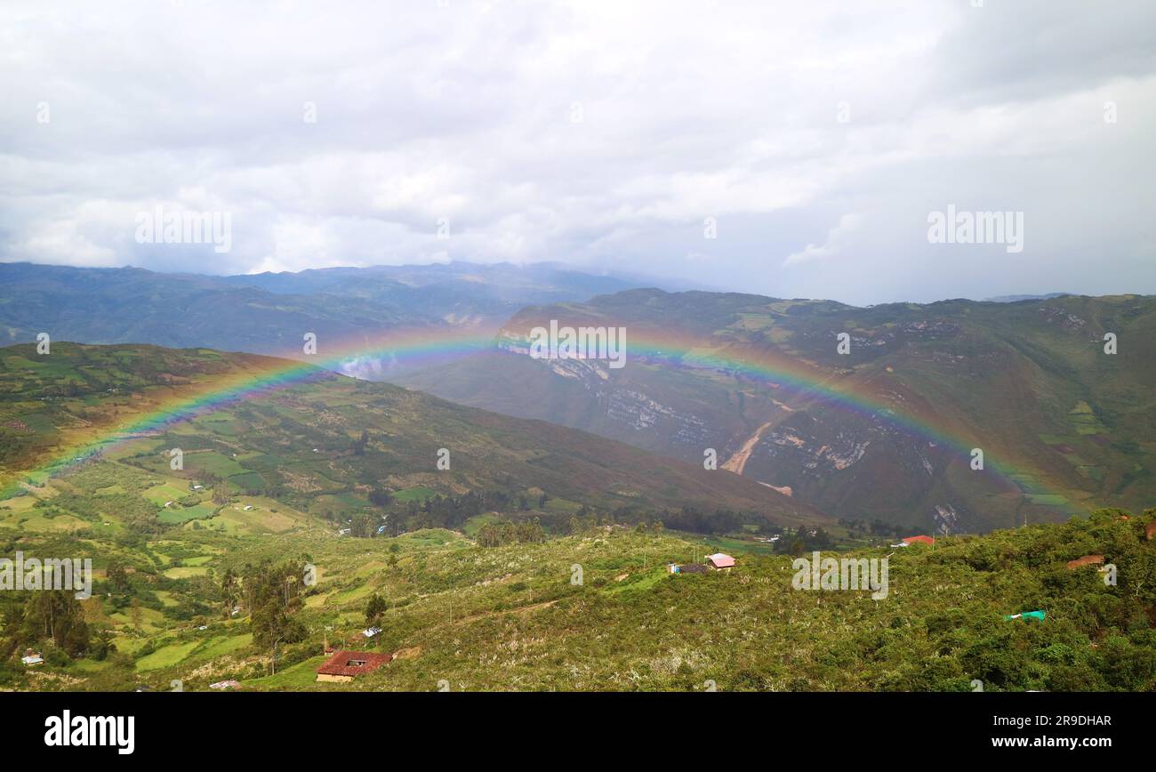 Unglaublicher Regenbogen über dem Hochlandtal von der antiken Zitadelle Kuelap in der Amazonas-Region, im Norden Perus, Südamerika Stockfoto