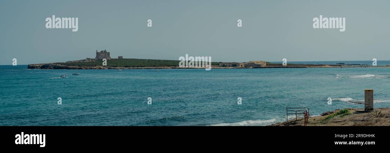 Die flache Insel Capopassero von Portopalo, Syrakus, Sizilien, Italien aus gesehen Stockfoto