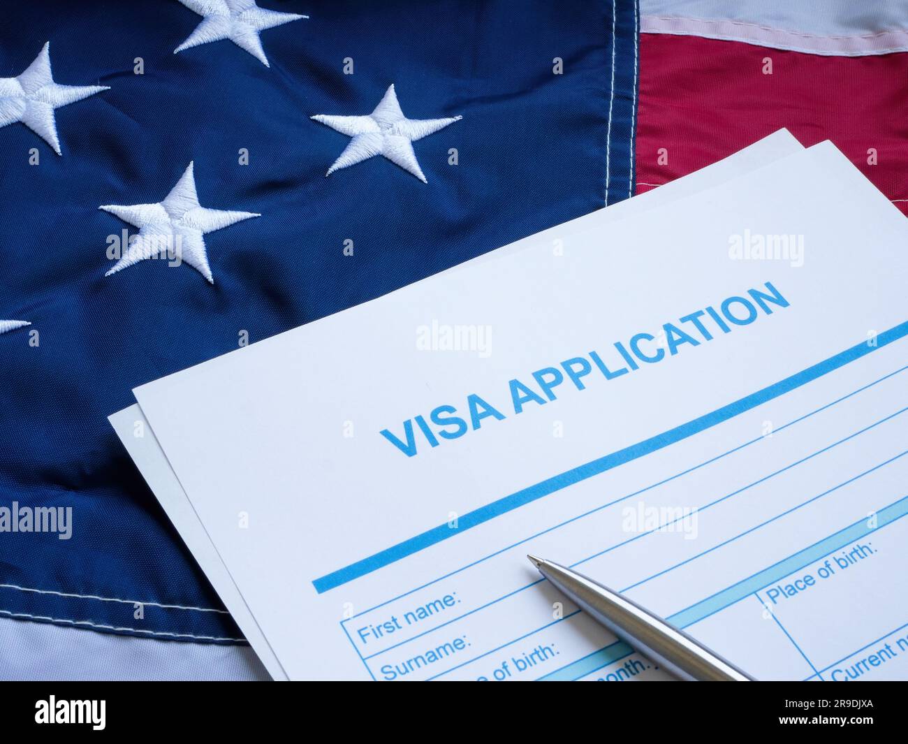 Formular für Visumantrag auf US-amerikanischer Flagge. Stockfoto