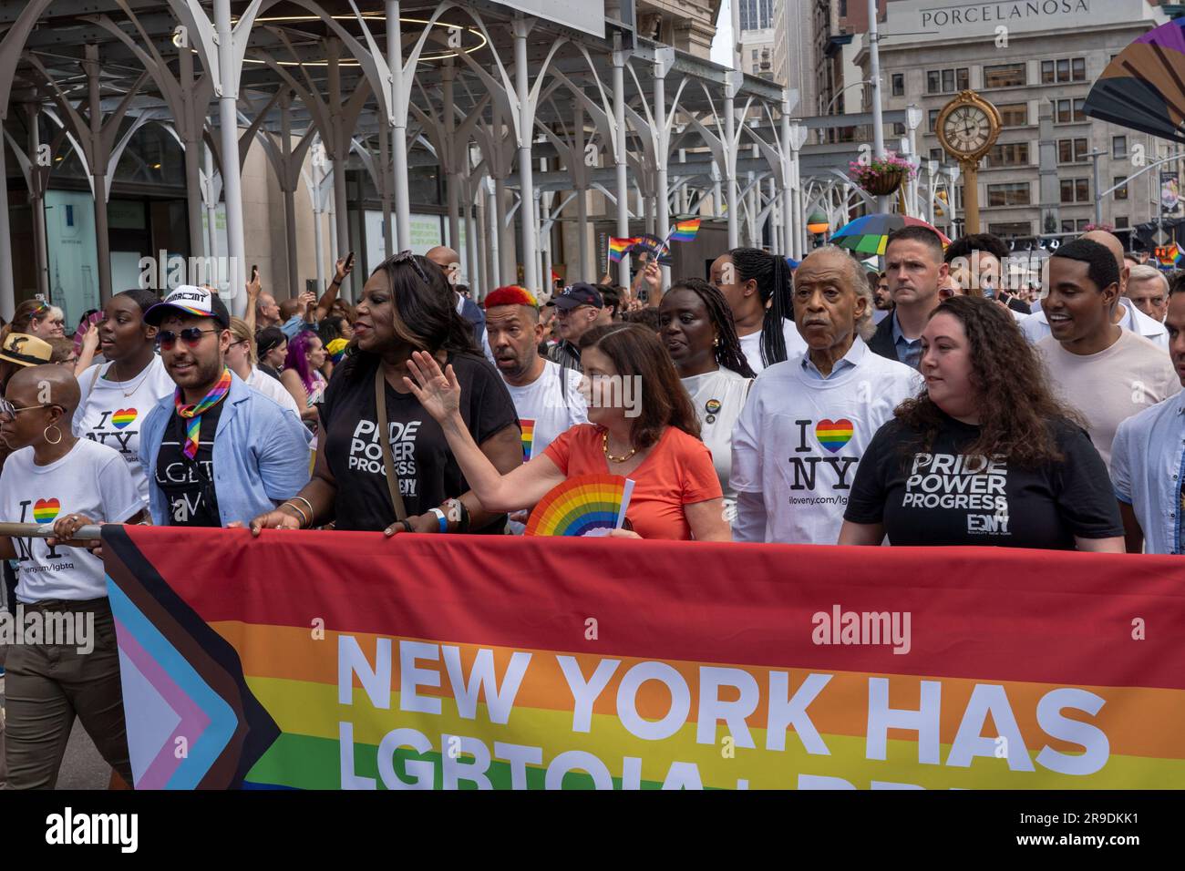 New York, New York, USA. 26. Juni 2023. (NEU) New York City Pride März 2023. 25. Juni 2023, New York, New York, USA: New Yorker Gouverneur Cathy Hochul (C) nimmt an der jährlichen New York City Pride Parade am 25. Juni 2023 in New York City Teil. (Kreditbild: © M10s/TheNEWS2 via ZUMA Press Wire) NUR REDAKTIONELLE VERWENDUNG! Nicht für den kommerziellen GEBRAUCH! Stockfoto