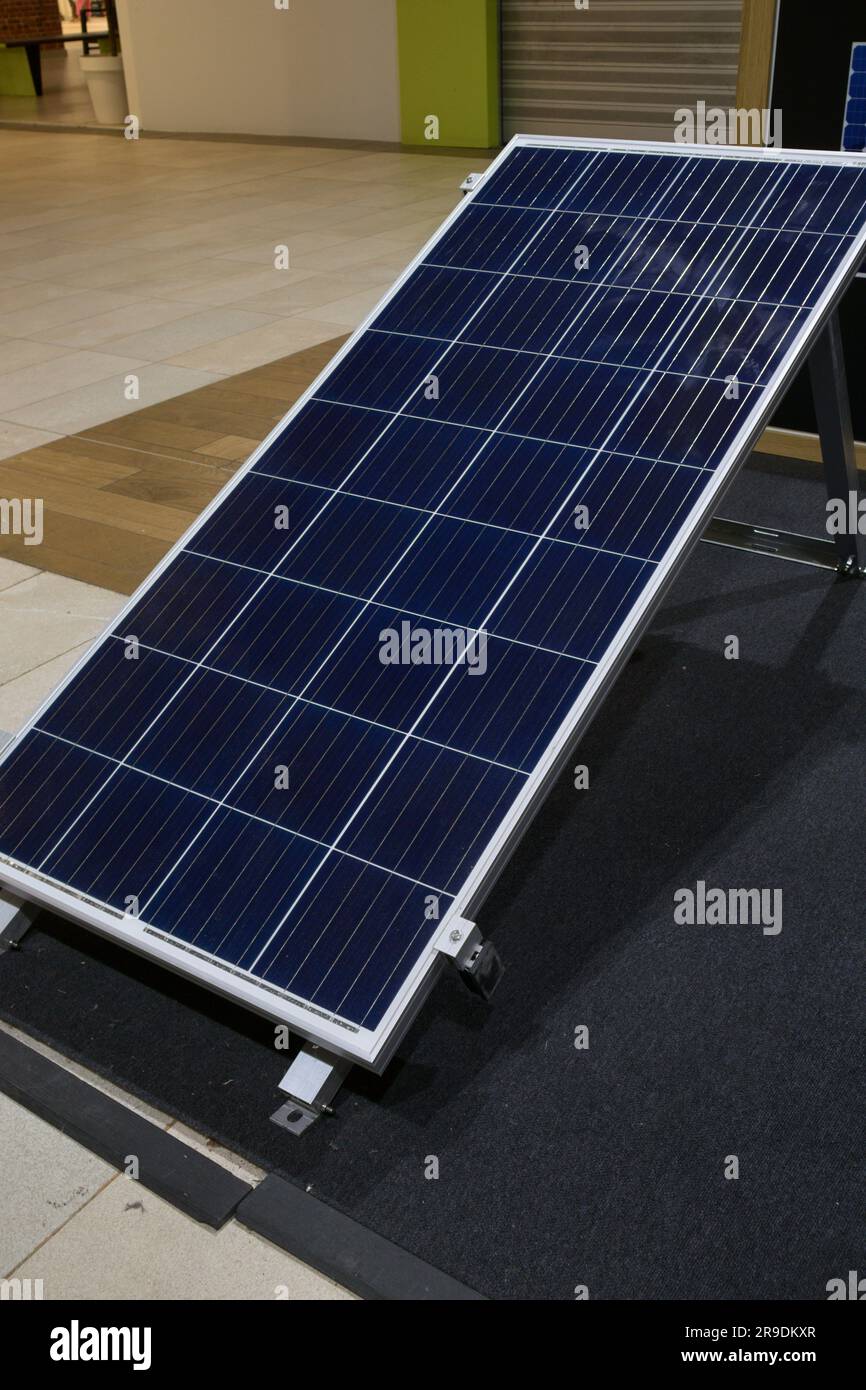 Abbildung eines Photovoltaik-Solarmoduls, der in einem Ständer für seine Kommerzialisierung für die Öffentlichkeit freigelegt ist Stockfoto