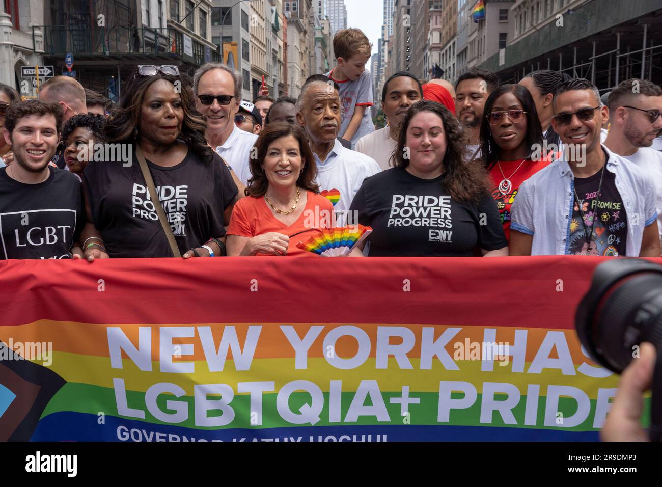 New York, New York, USA. 26. Juni 2023. (NEU) New York City Pride März 2023. 25. Juni 2023, New York, New York, USA: New Yorker Gouverneur Cathy Hochul (C) nimmt an der jährlichen New York City Pride Parade am 25. Juni 2023 in New York City Teil. (Kreditbild: © M10s/TheNEWS2 via ZUMA Press Wire) NUR REDAKTIONELLE VERWENDUNG! Nicht für den kommerziellen GEBRAUCH! Stockfoto