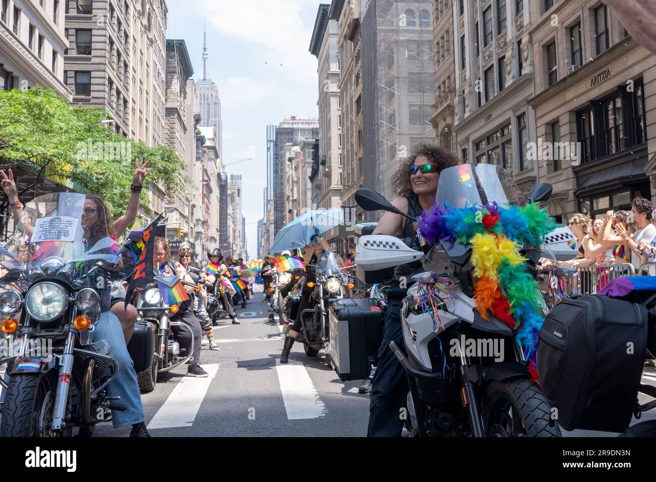 New York, New York, USA. 26. Juni 2023. (NEU) New York City Pride März 2023. 25. Juni 2023, New York, New York, USA: Mitglieder von Sirens MC NYC nehmen an der jährlichen New York City Pride Parade am 25. Juni 2023 in New York City Teil. (Kreditbild: © M10s/TheNEWS2 via ZUMA Press Wire) NUR REDAKTIONELLE VERWENDUNG! Nicht für den kommerziellen GEBRAUCH! Stockfoto