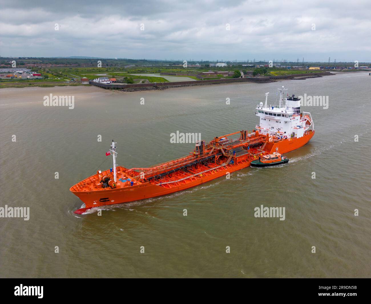 Luftdrohnenfoto eines großen Frachtschiffs, das auf der Themse und den Tilbury Docks in England segelt. Stockfoto