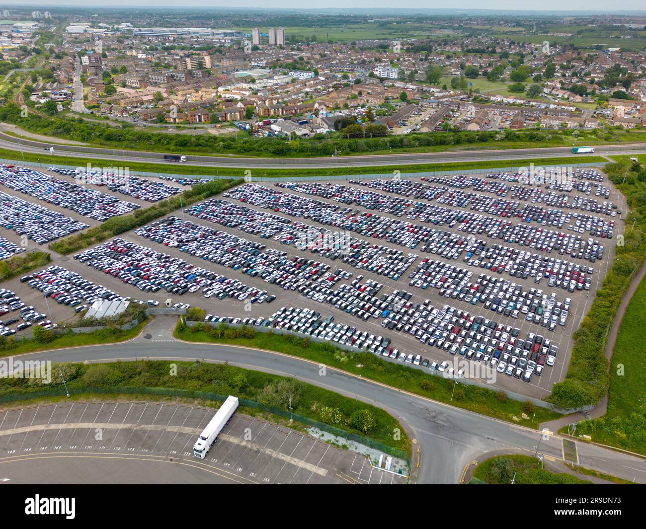 Luftaufnahme eines großen Parkplatzes im Hafen von Tilbury, England. Viele Autos werden hier in den Docks gelagert. Stockfoto