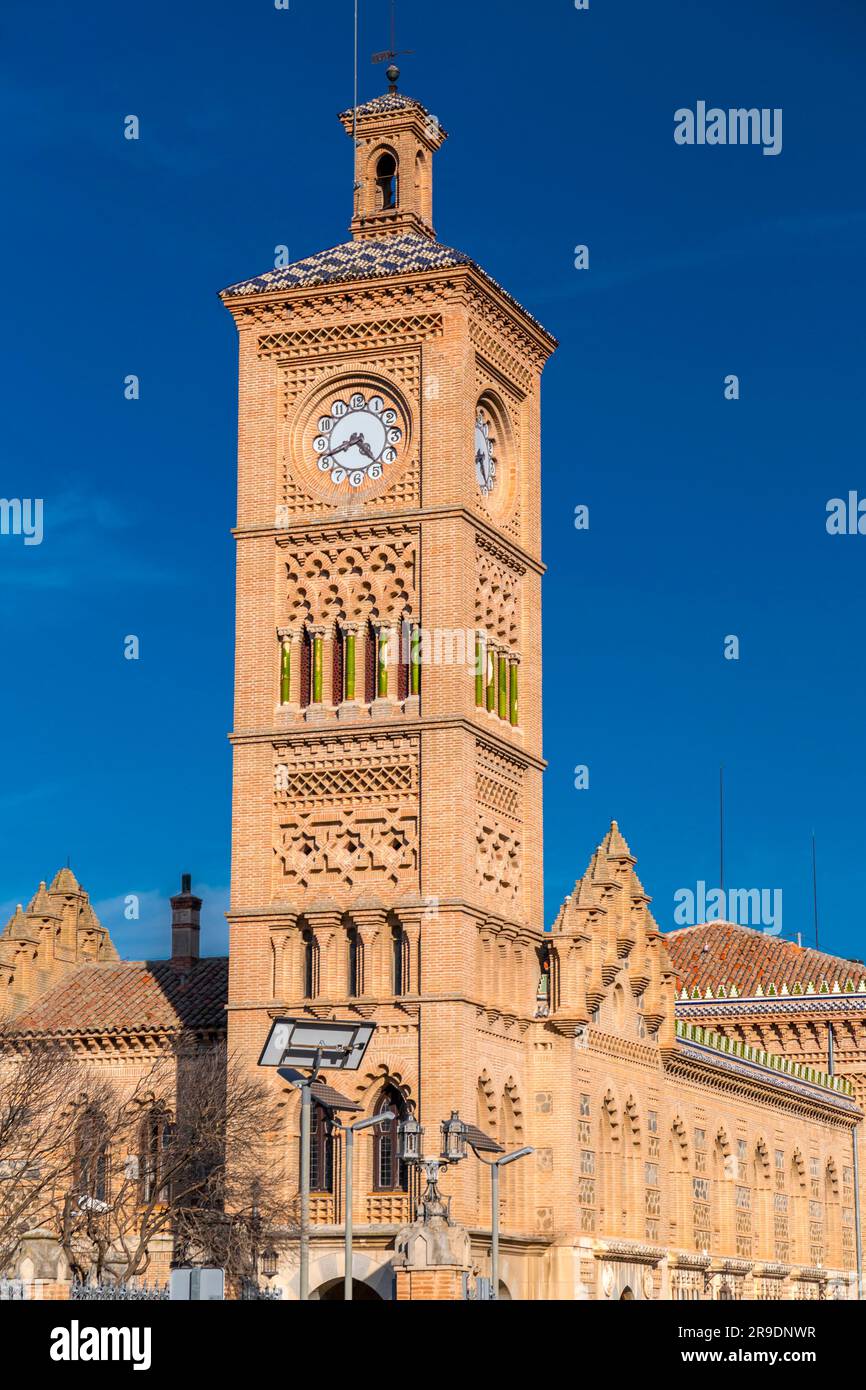 Toledo, Spanien – 17. FEBRUAR 2022: Kunstvolles Gebäude im Mudejar-Stil des Bahnhofs von Toledo, La Mancha, Spanien. Stockfoto