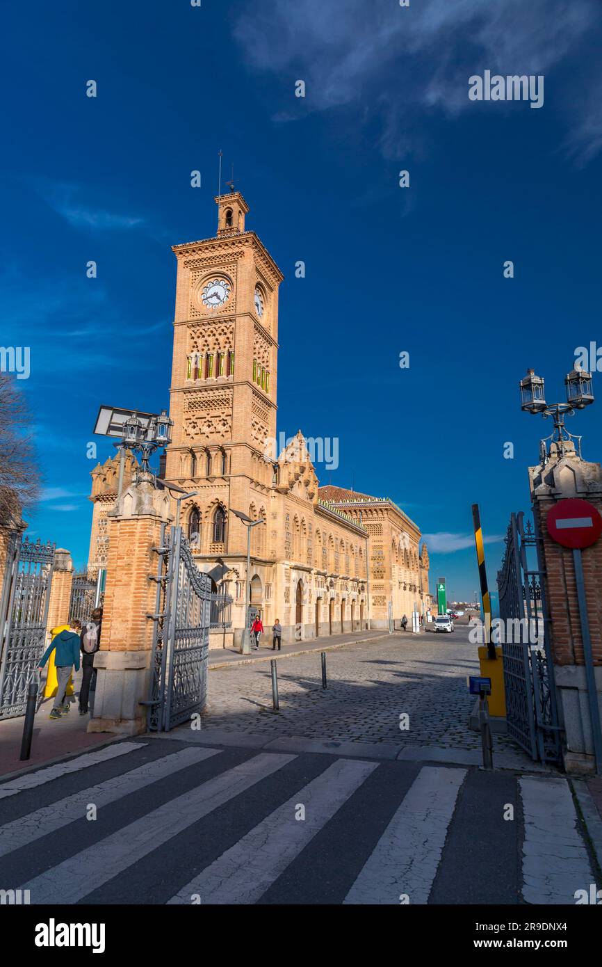 Toledo, Spanien – 17. FEBRUAR 2022: Kunstvolles Gebäude im Mudejar-Stil des Bahnhofs von Toledo, La Mancha, Spanien. Stockfoto