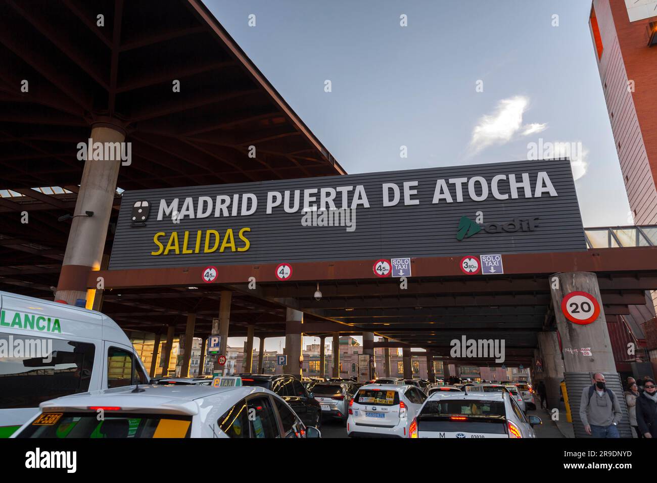 Madrid, Spanien – 17. FEBRUAR 2022: Außenansicht vom Hauptbahnhof Puerta de Atocha in Madrid, der Hauptstadt Spaniens. Stockfoto