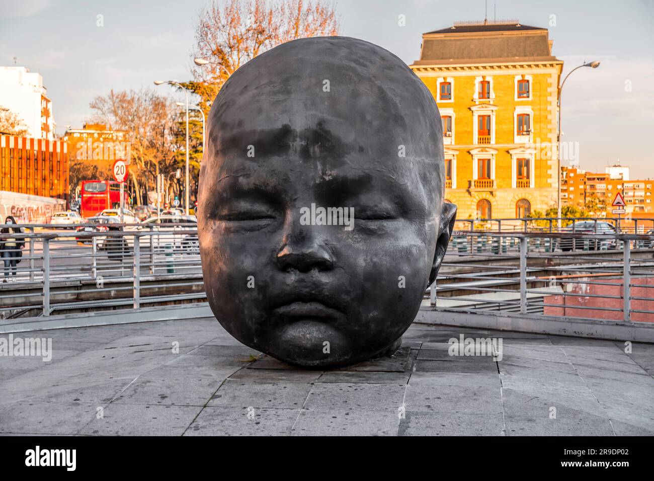 Madrid, Spanien – 17. FEBRUAR 2022: Bronzeskulpturen gigantischer Babykopfskulpturen von Antonio Lopez Garcia am Hauptbahnhof Puerta de Atocha in Madrid, Sp Stockfoto
