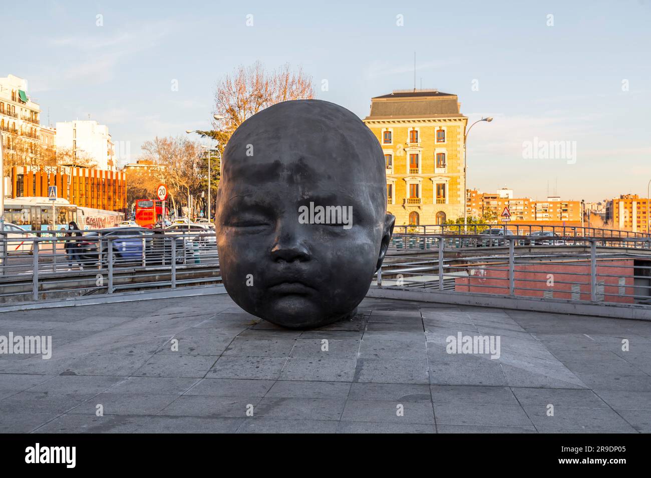 Madrid, Spanien – 17. FEBRUAR 2022: Bronzeskulpturen gigantischer Babykopfskulpturen von Antonio Lopez Garcia am Hauptbahnhof Puerta de Atocha in Madrid, Sp Stockfoto
