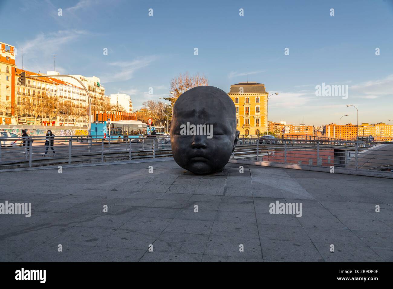 Madrid, Spanien – 17. FEBRUAR 2022: Bronzeskulpturen gigantischer Babykopfskulpturen von Antonio Lopez Garcia am Hauptbahnhof Puerta de Atocha in Madrid, Sp Stockfoto