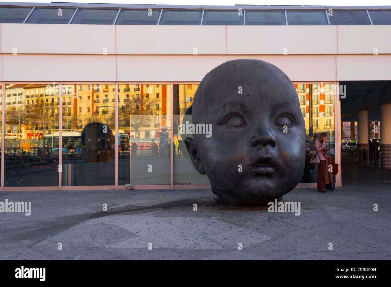 Madrid, Spanien – 17. FEBRUAR 2022: Bronzeskulpturen gigantischer Babykopfskulpturen von Antonio Lopez Garcia am Hauptbahnhof Puerta de Atocha in Madrid, Sp Stockfoto