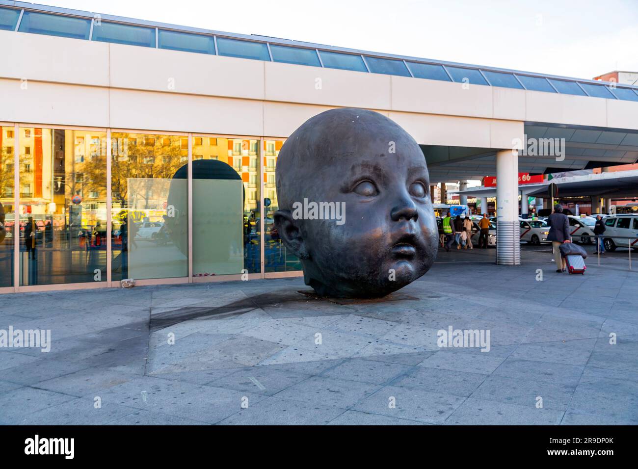 Madrid, Spanien – 17. FEBRUAR 2022: Bronzeskulpturen gigantischer Babykopfskulpturen von Antonio Lopez Garcia am Hauptbahnhof Puerta de Atocha in Madrid, Sp Stockfoto