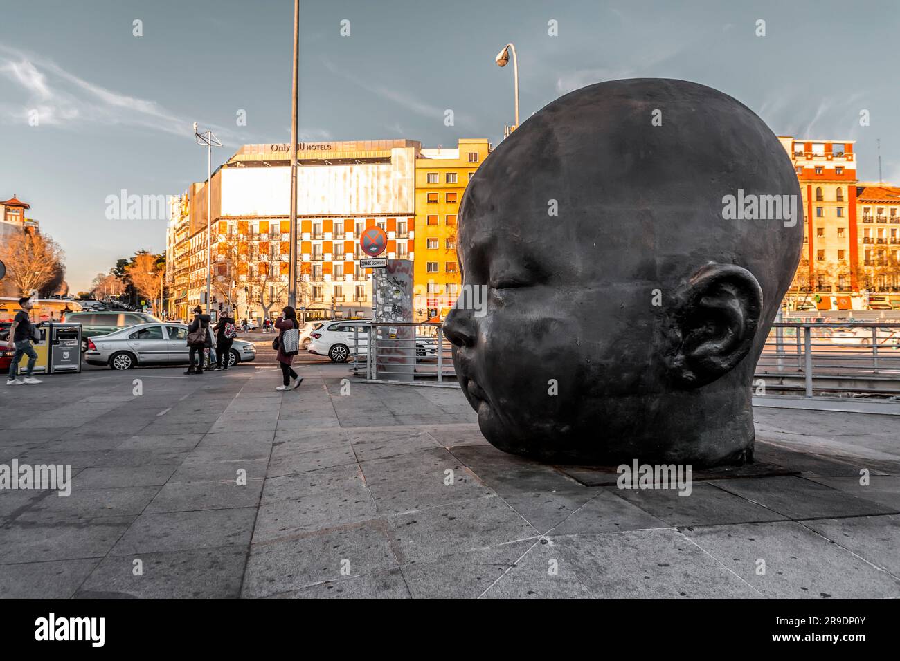 Madrid, Spanien – 17. FEBRUAR 2022: Bronzeskulpturen gigantischer Babykopfskulpturen von Antonio Lopez Garcia am Hauptbahnhof Puerta de Atocha in Madrid, Sp Stockfoto