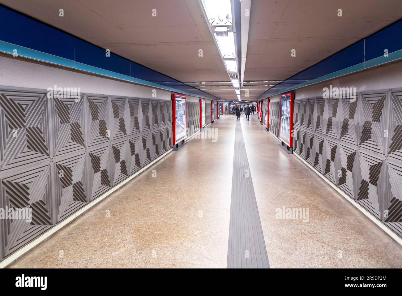 Madrid, Spanien - 17. FEBRUAR 2022: Innerhalb einer U-Bahnstation von Madrid, Spanien. Stockfoto