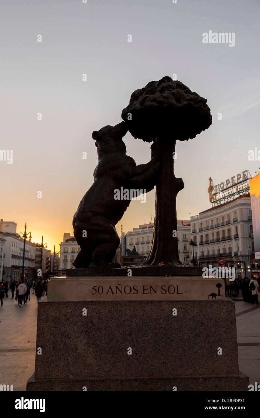 Madrid, Spanien - 17. FEBRUAR 2022: Die Bärenstatue und der Erdbeerbaum, El Oso y el Madrono ist eine Skulptur aus der zweiten Hälfte des 20. Cents Stockfoto