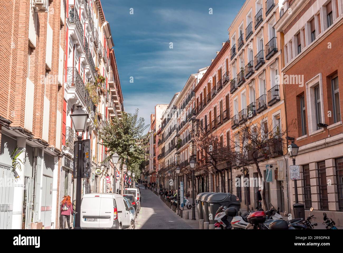 Madrid, Spanien - 16. FEBRUAR 2022: Allgemeine Architektur und Blick auf die Straße aus dem Stadtviertel Chueca von Madrid, der Hauptstadt Spaniens. Stockfoto