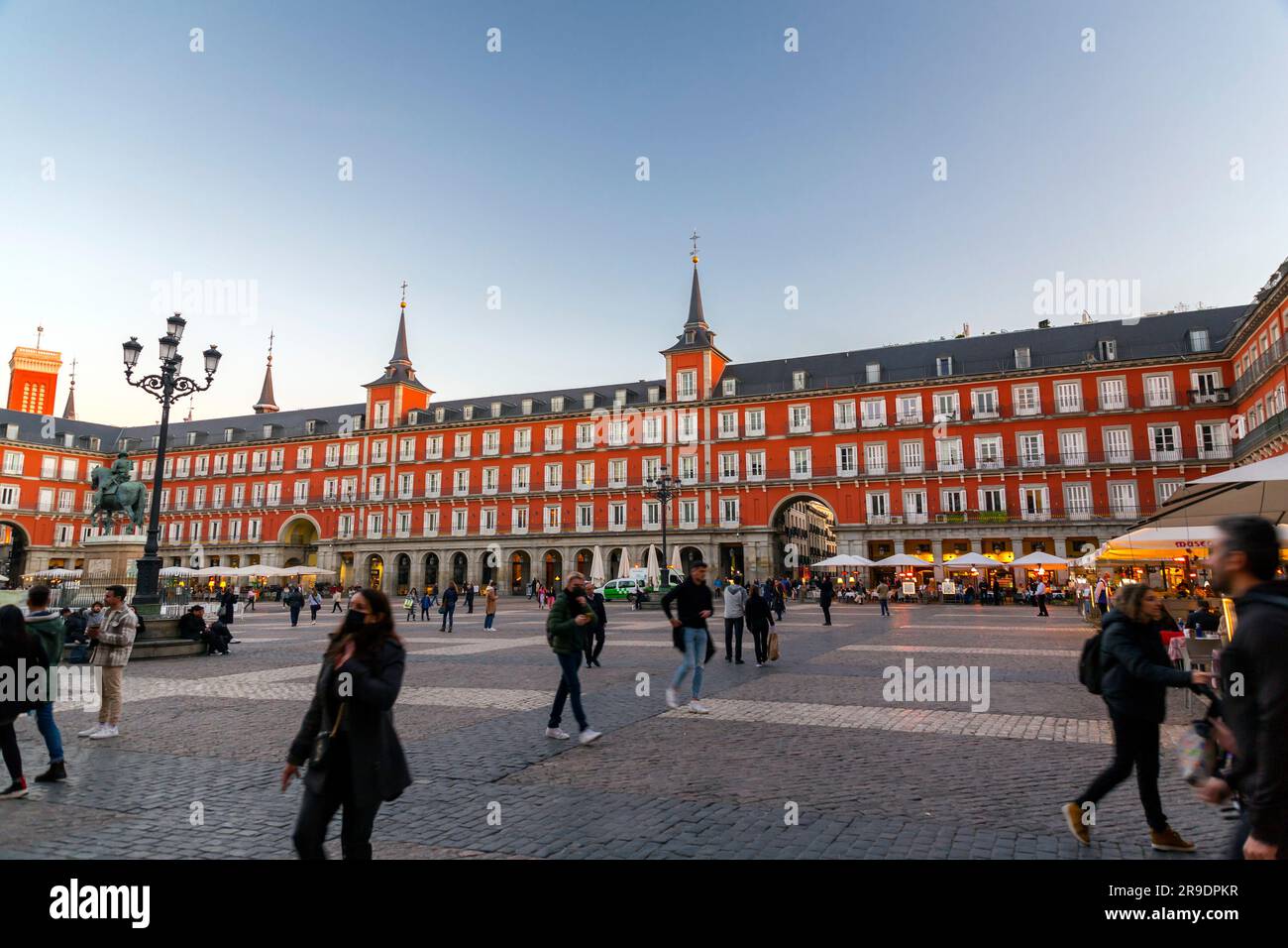 Madrid, Spanien - 17. FEBRUAR 2022: Stadtblick von der Plaza Mayor, Stadtplatz, ein wichtiger öffentlicher Raum im Herzen von Madrid, der Hauptstadt Spaniens. Stockfoto