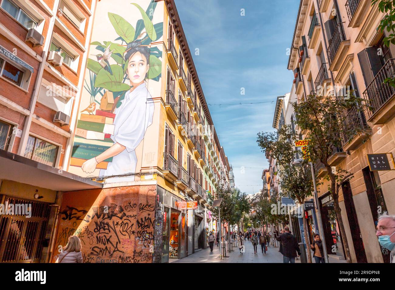 Madrid, Spanien - 16. FEBRUAR 2022: Allgemeine Architektur und Blick auf die Straße aus dem Stadtviertel Chueca von Madrid, der Hauptstadt Spaniens. Stockfoto