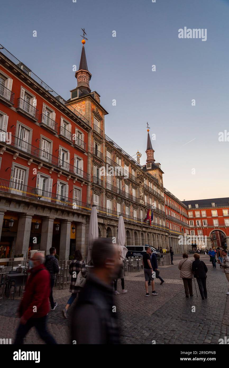 Madrid, Spanien - 17. FEBRUAR 2022: Stadtblick von der Plaza Mayor, Stadtplatz, ein wichtiger öffentlicher Raum im Herzen von Madrid, der Hauptstadt Spaniens. Stockfoto