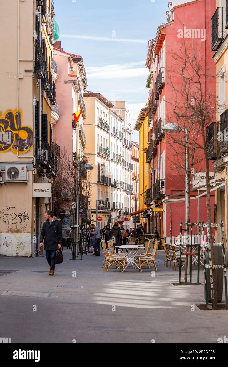 Madrid, Spanien - 16. FEBRUAR 2022: Allgemeine Architektur und Blick auf die Straße aus dem Stadtviertel Chueca von Madrid, der Hauptstadt Spaniens. Stockfoto