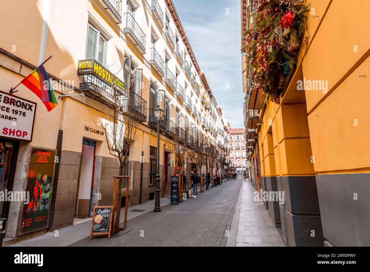 Madrid, Spanien - 16. FEBRUAR 2022: Allgemeine Architektur und Blick auf die Straße aus dem Stadtviertel Chueca von Madrid, der Hauptstadt Spaniens. Stockfoto
