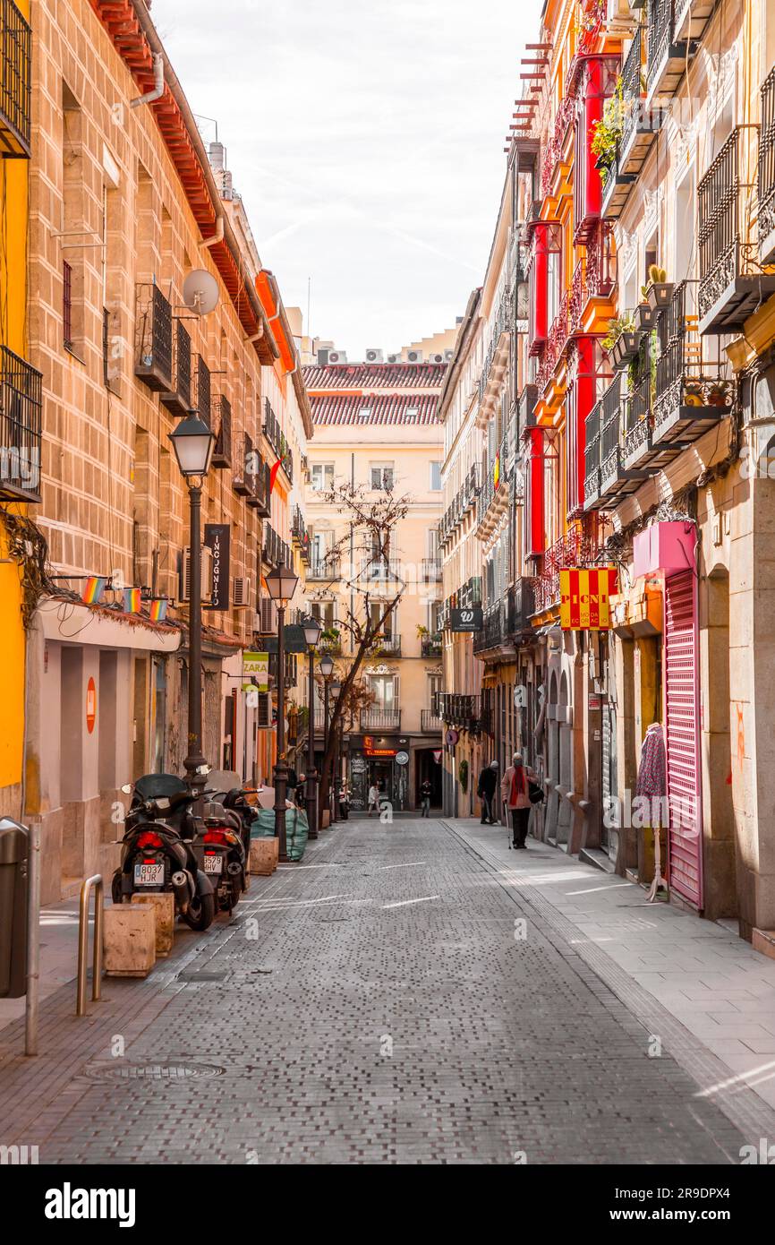 Madrid, Spanien - 16. FEBRUAR 2022: Allgemeine Architektur und Blick auf die Straße aus dem Stadtviertel Chueca von Madrid, der Hauptstadt Spaniens. Stockfoto