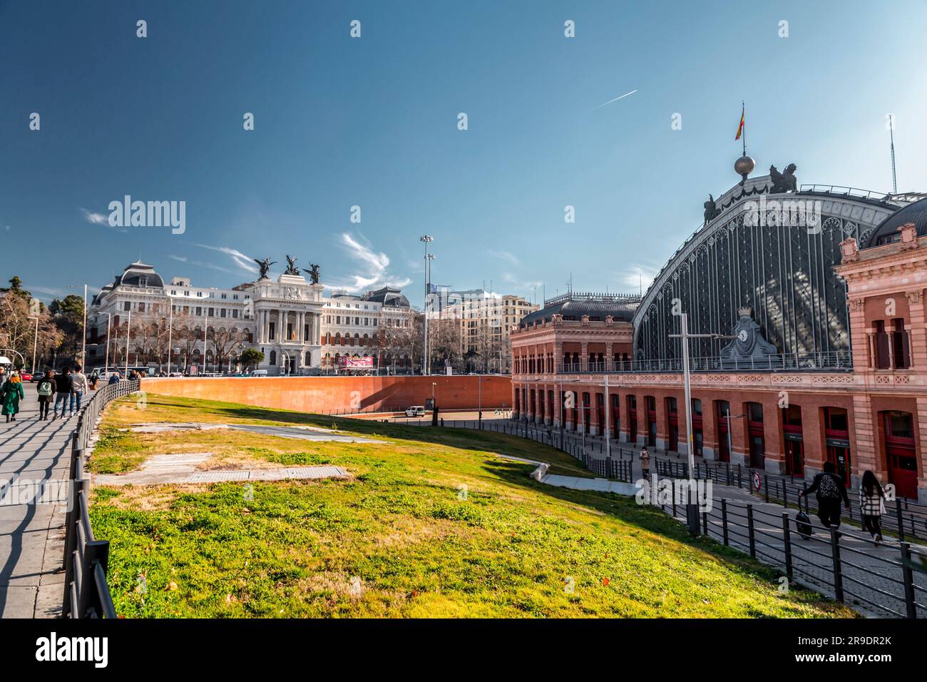 Madrid, Spanien – 17. FEBRUAR 2022: Außenansicht vom Hauptbahnhof Puerta de Atocha in Madrid, der Hauptstadt Spaniens. Stockfoto