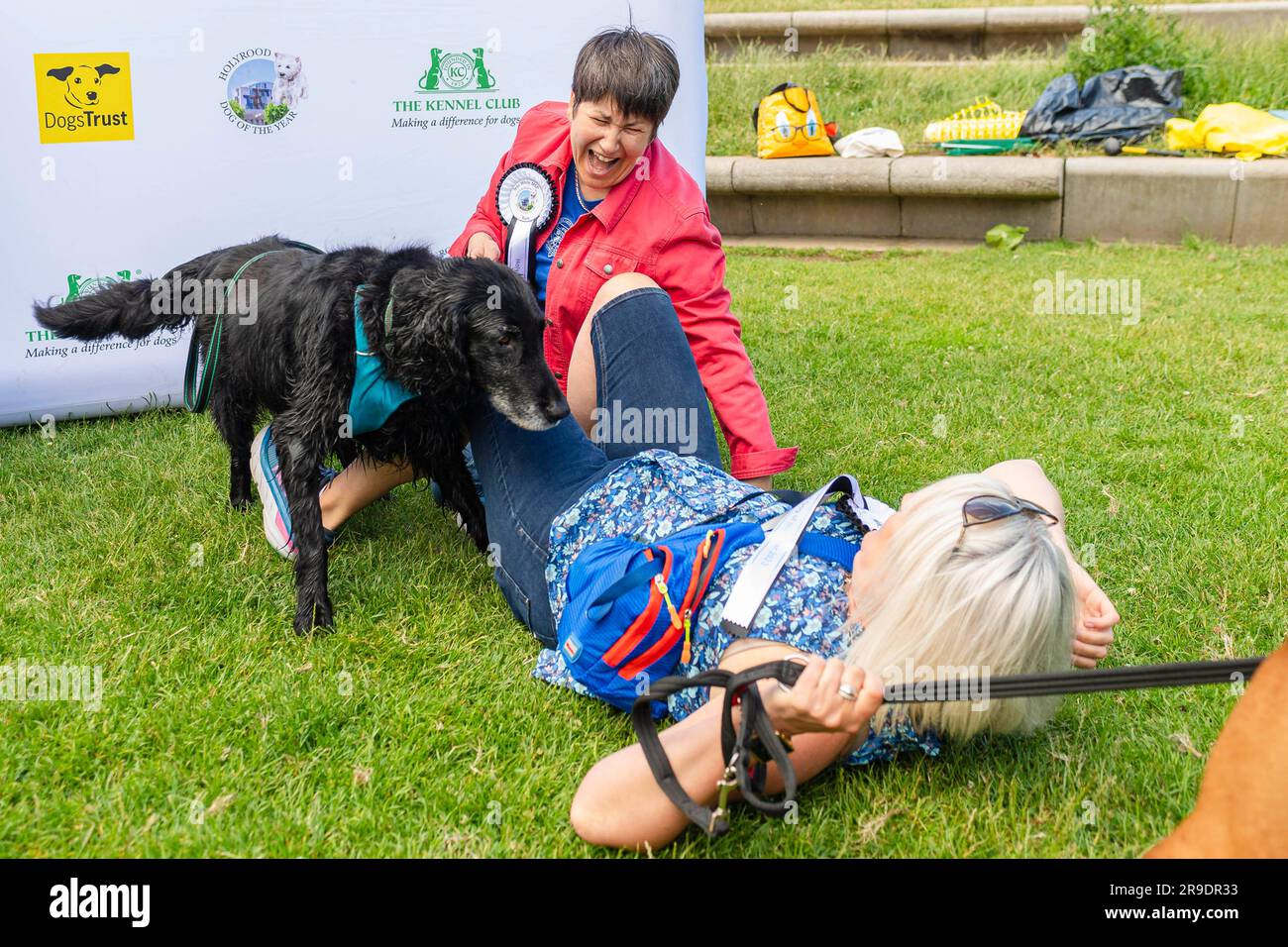 KURA, der Flat Coated Retriever, nimmt zusammen mit Tess White MSP und Sue Webber am diesjährigen Holyrood Dog of the Year-Wettbewerb Teil, der gemeinsam von Dogs Trust und dem Kennel Club in Edinburgh organisiert wird. Foto: Montag, 26. Juni 2023. Die Nächstplatzierten sind als Kura und Tess White bekannt gegeben worden, und auf dem dritten Platz Oakley mit Alison Johnson. Die „pawbischen“ Wahlsieger waren Freude mit Mark Ruskell. Der jährliche Wettbewerb steht allen Eckzähnen von Mitgliedern des schottischen Parlaments oder Hunden des Dogs Trust in Verbindung mit MSPs offen und feiert die besondere Beziehung zwischen Huma Stockfoto