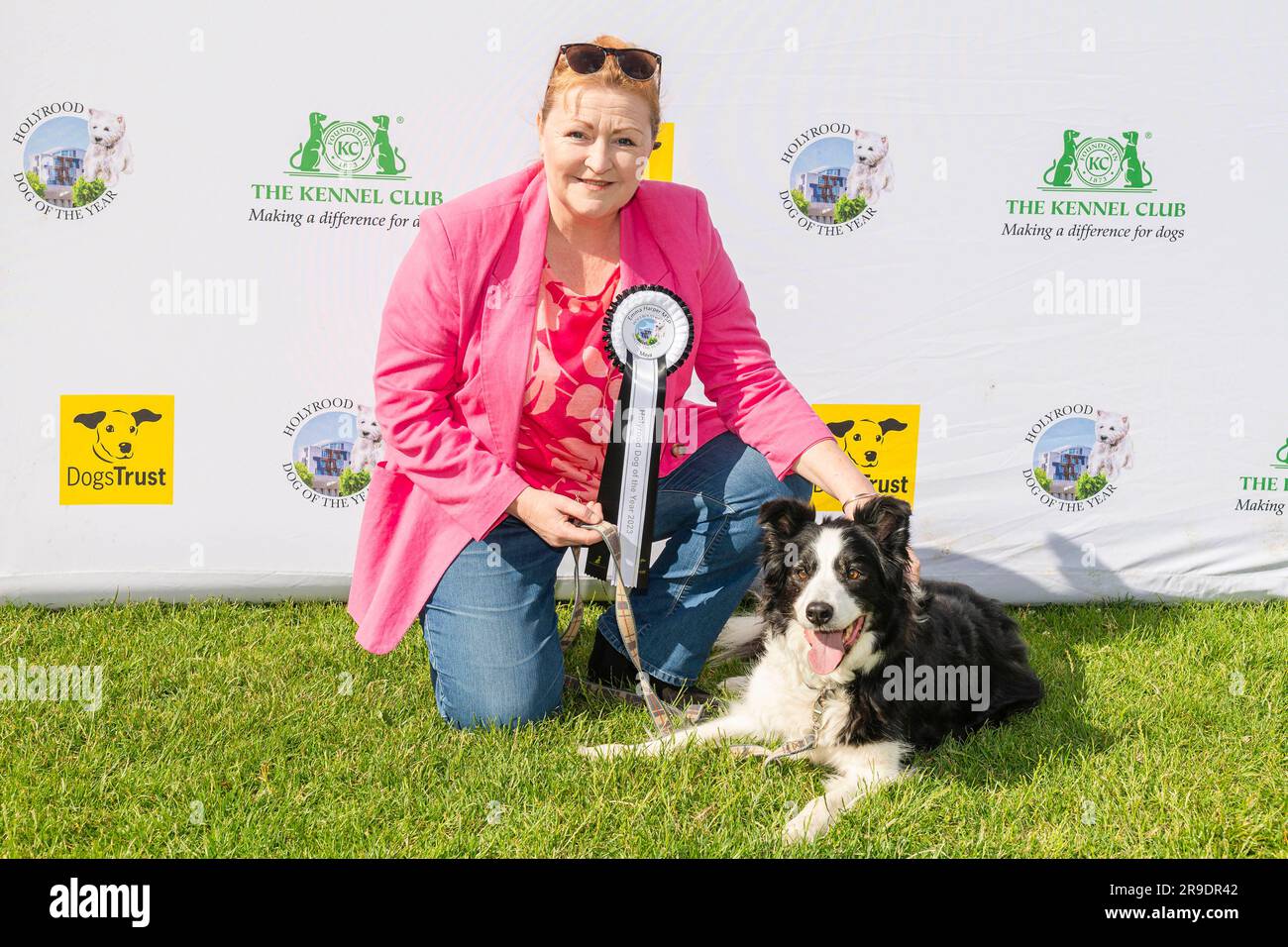 REDAKTIONELLER GEBRAUCH NUR Maya, The Border Terrier, mit Emma Harper MSP nimmt am diesjährigen Holyrood Dog of the Year-Wettbewerb Teil, der gemeinsam von Dogs Trust und dem Kennel Club in Edinburgh organisiert wird. Foto: Montag, 26. Juni 2023. Die Nächstplatzierten sind als Kura und Tess White bekannt gegeben worden, und auf dem dritten Platz Oakley mit Alison Johnson. Die „pawbischen“ Wahlsieger waren Freude mit Mark Ruskell. Der jährliche Wettbewerb steht allen Eckzähnen von Mitgliedern des schottischen Parlaments oder Hunden des Dogs Trust in Verbindung mit MSPs offen und feiert die besondere Beziehung zwischen Mensch und Hund. 11 MSPs an Stockfoto