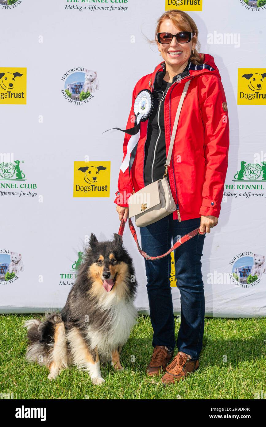 LEXIE, The Shetland Sheepdog, mit Ash Regan MSP nimmt an dem diesjährigen Holyrood Dog of the Year-Wettbewerb Teil, der gemeinsam von Dogs Trust und dem Kennel Club in Edinburgh organisiert wird. Foto: Montag, 26. Juni 2023. Die Nächstplatzierten sind als Kura und Tess White bekannt gegeben worden, und auf dem dritten Platz Oakley mit Alison Johnson. Die „pawbischen“ Wahlsieger waren Freude mit Mark Ruskell. Der jährliche Wettbewerb steht allen Eckzähnen von Mitgliedern des schottischen Parlaments oder Hunden des Dogs Trust in Verbindung mit MSPs offen und feiert die besondere Beziehung zwischen Mensch und Hund. 11 MSPs Stockfoto