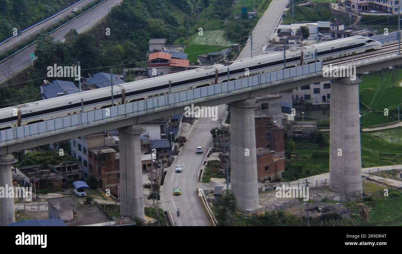 Guiyang. 26. Juni 2023. Der Testzug 55311 fährt an einer großen Brücke in Longli County, Provinz Guizhou im Südwesten Chinas, am 26. Juni 2023 vorbei. Mit der Abfahrt des Testzugs 55311 vom Nordbahnhof Guiyang begann die Hochgeschwindigkeitsbahn Guiyang-Nanning offiziell am Montag mit ihren Betriebstests. Die Eisenbahn verbindet Guiyang in der Provinz Guizhou mit Nanning in der Autonomen Region Guangxi Zhuang mit einer geplanten Geschwindigkeit von 350 km/h. Kredit: Xinhua/Alamy Live News Stockfoto