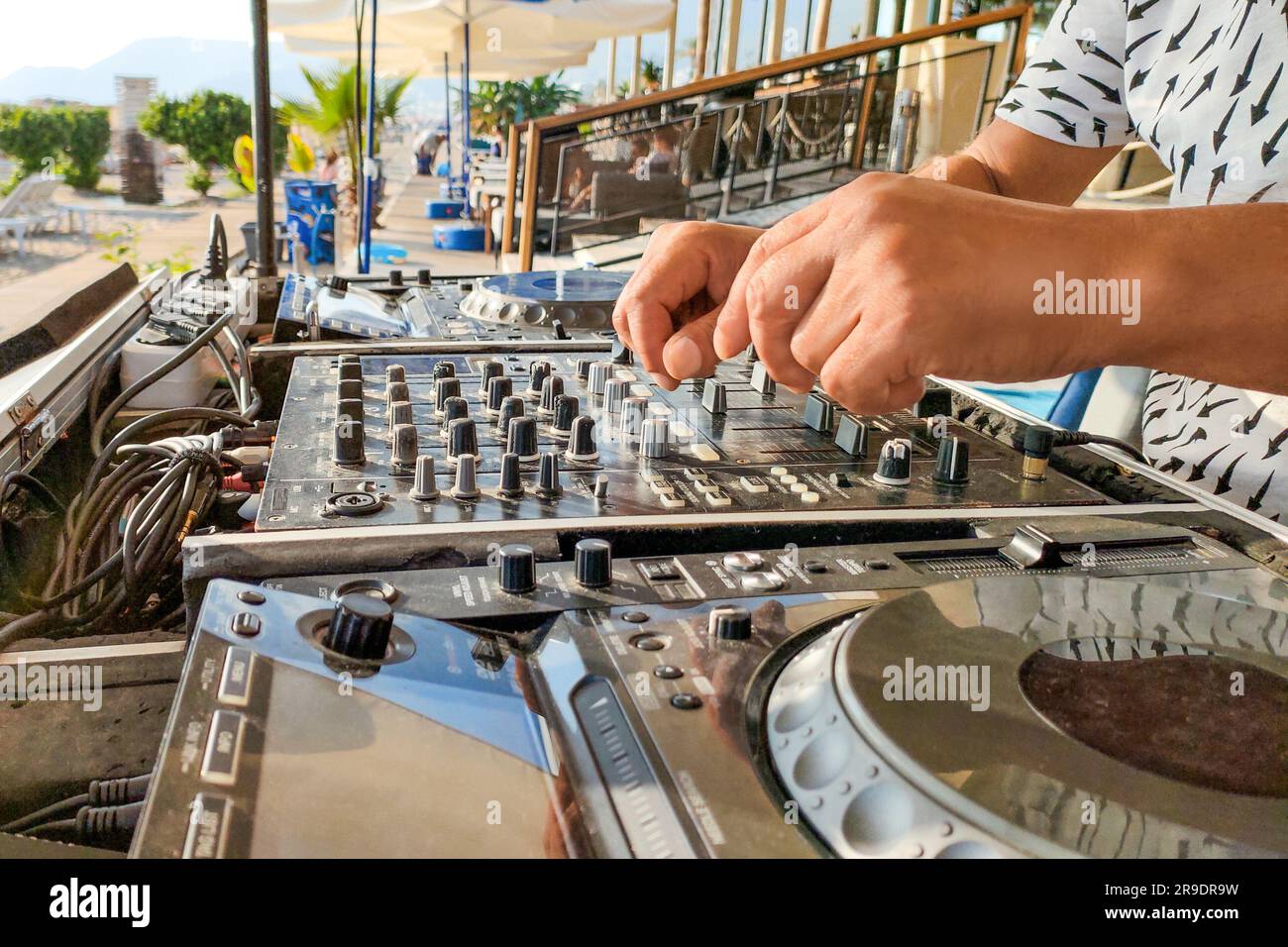 Türkei, Alanya - 12. August 2022: DJ spielt auf dj-Konsolenmixer am Strand, Hände und Drehteller Nahaufnahme Stockfoto