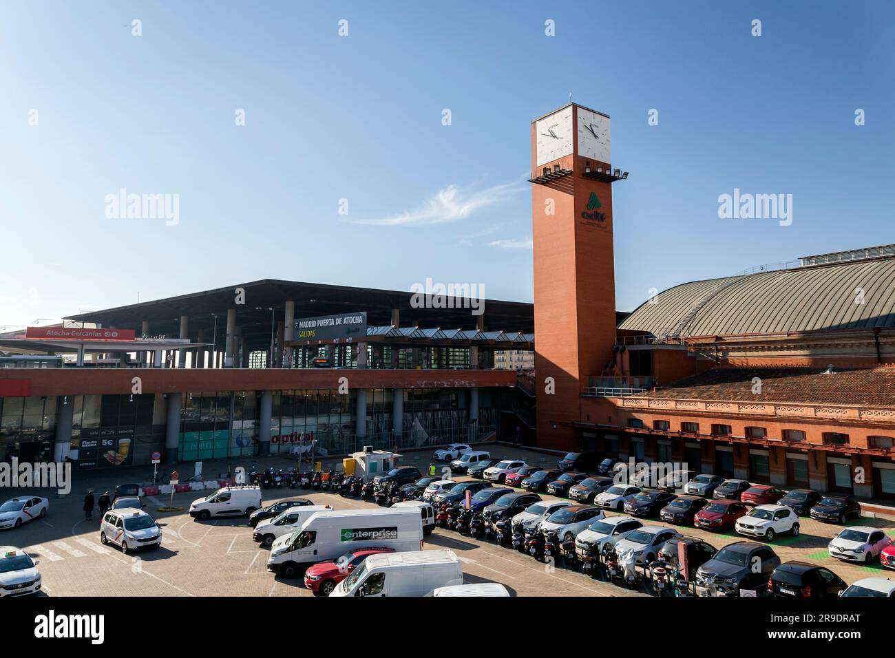 Madrid, Spanien – 17. FEBRUAR 2022: Außenansicht vom Hauptbahnhof Puerta de Atocha in Madrid, der Hauptstadt Spaniens. Stockfoto