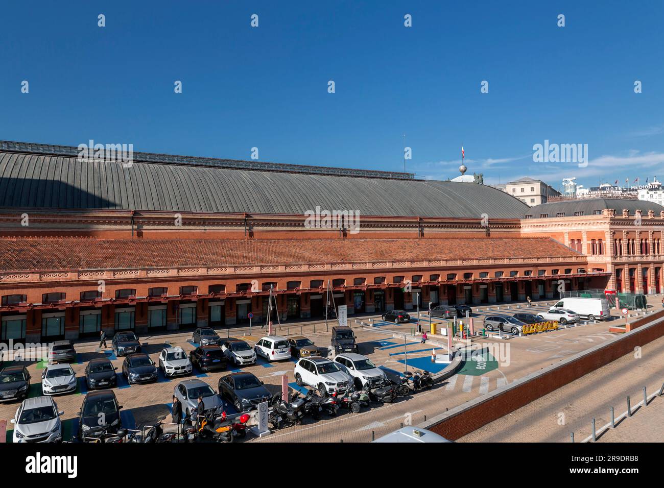 Madrid, Spanien – 17. FEBRUAR 2022: Außenansicht vom Hauptbahnhof Puerta de Atocha in Madrid, der Hauptstadt Spaniens. Stockfoto