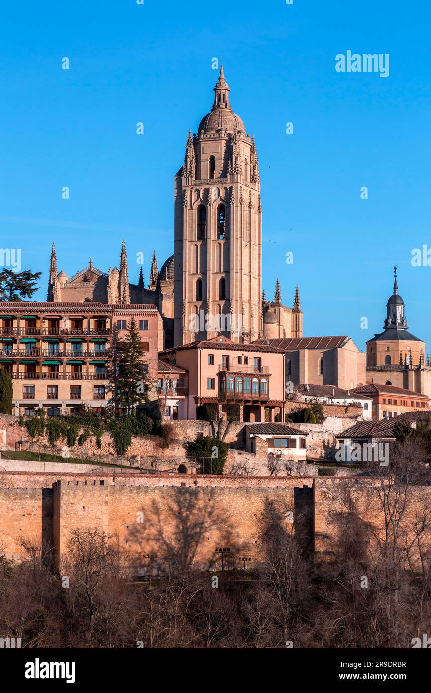 Segovia, Spanien – 18. Februar 2022: Stadtbild von der antiken Stadt Segovia, der Turm der Kathedrale von Segovia mit Blick auf die Stadt. Stockfoto