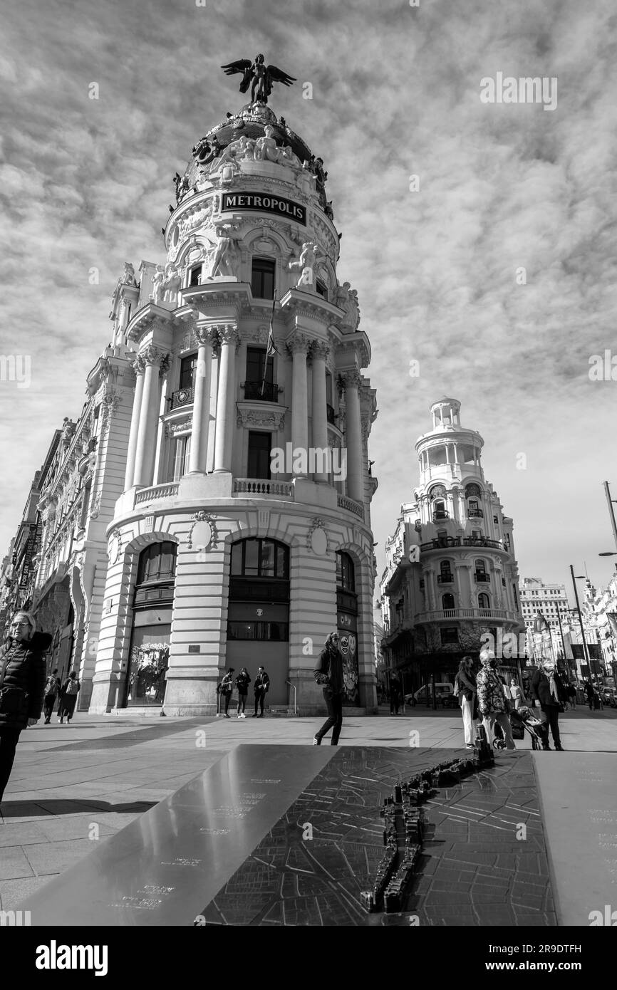 Madrid, Spanien - 16. FEBRUAR 2022: Bronzestandplan der Gran Via Straße vor dem Metropolis-Gebäude in Madrid, Spanien. Stockfoto