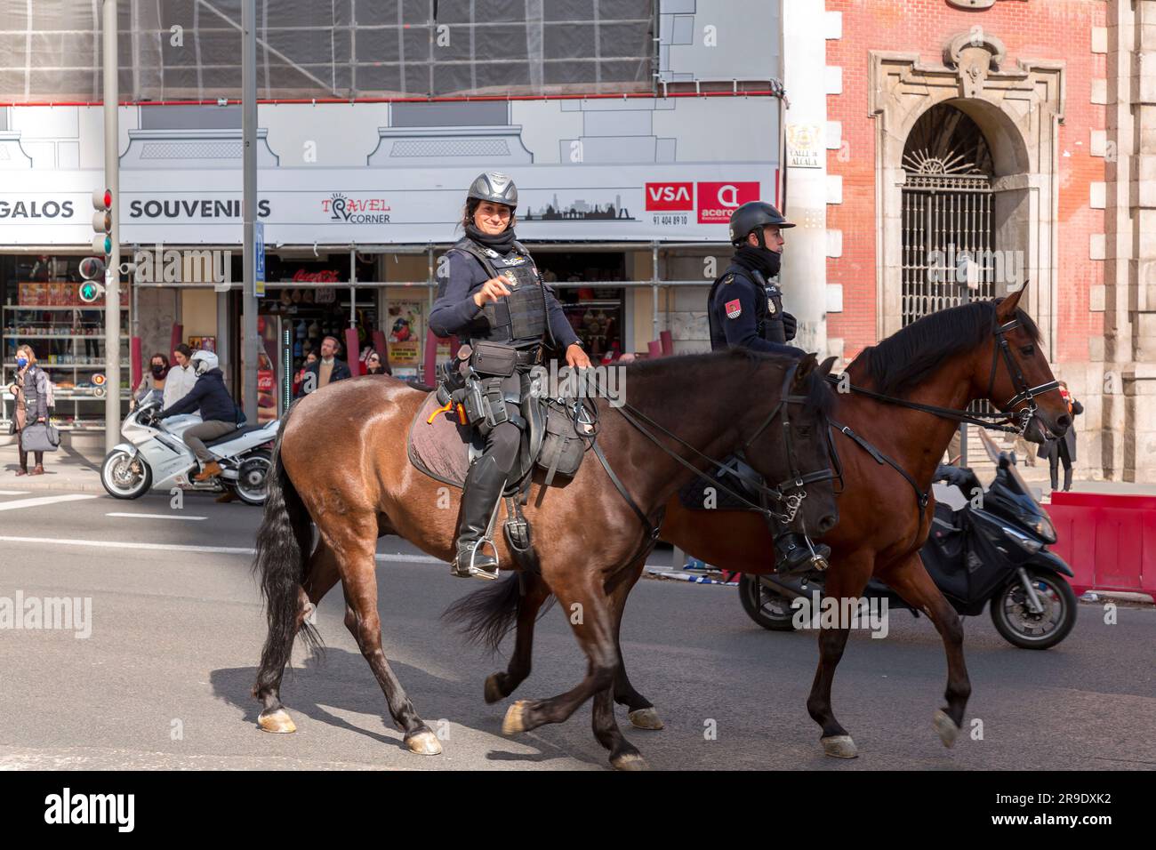 Madrid, Spanien - 16. FEBRUAR 2022: Spanische Polizeikräfte patrouillieren durch die touristischen Orte in Madrid, Spanien. Stockfoto
