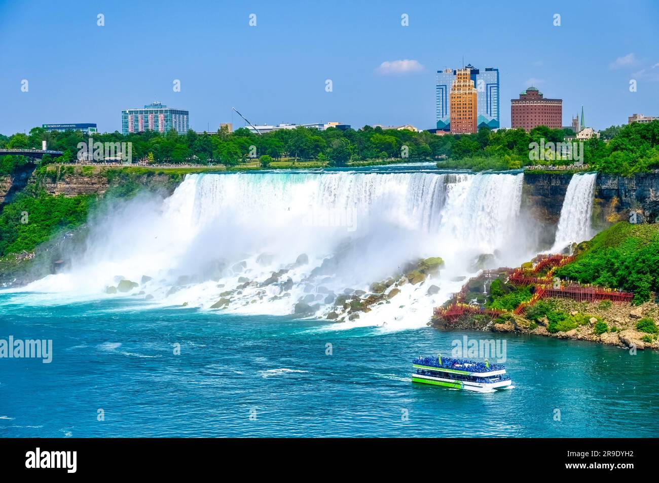 Niagarafälle, Ontario, Kanada - 17. Juni 2023: Tourboot oder kleine Boote, die Passagiere auf dem Niagara River befördern. Die Fahrt ist eine Touristenattraktion Stockfoto