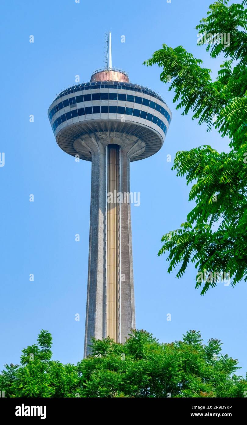 Niagarafälle, Ontario, Kanada - 17. Juni 2023: Außenarchitektur des Skylon Tower Stockfoto