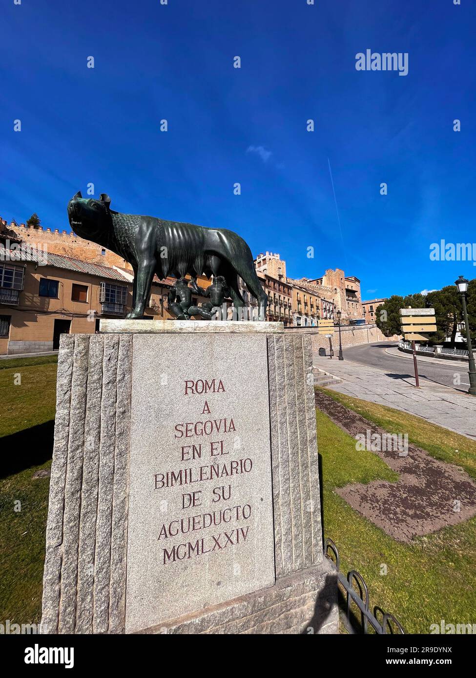 Segovia, Spanien-18. Februar 2022: Die Kapitolinische Wolfsstatue unter dem römischen Aquädukt in Segovia. Die Statue symbolisiert Rom und das Römische Reich. Stockfoto