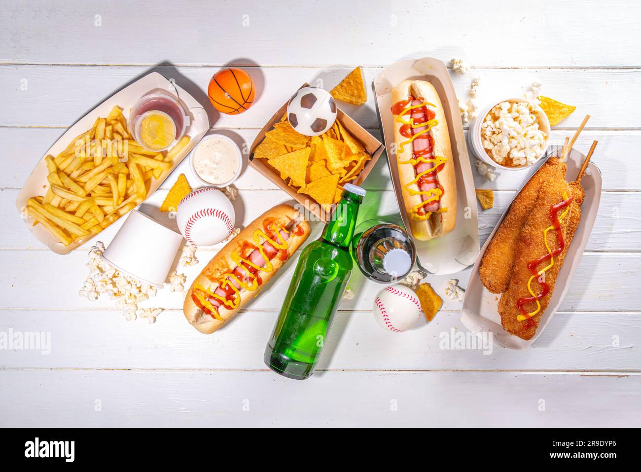 Traditionelles Sportstadionessen und Bierhintergrund, verschiedene Baseball-, Basketball-, Fußball-Fans und Stadion-Snacks, Chips, Saucen, Hot Dogs wi Stockfoto