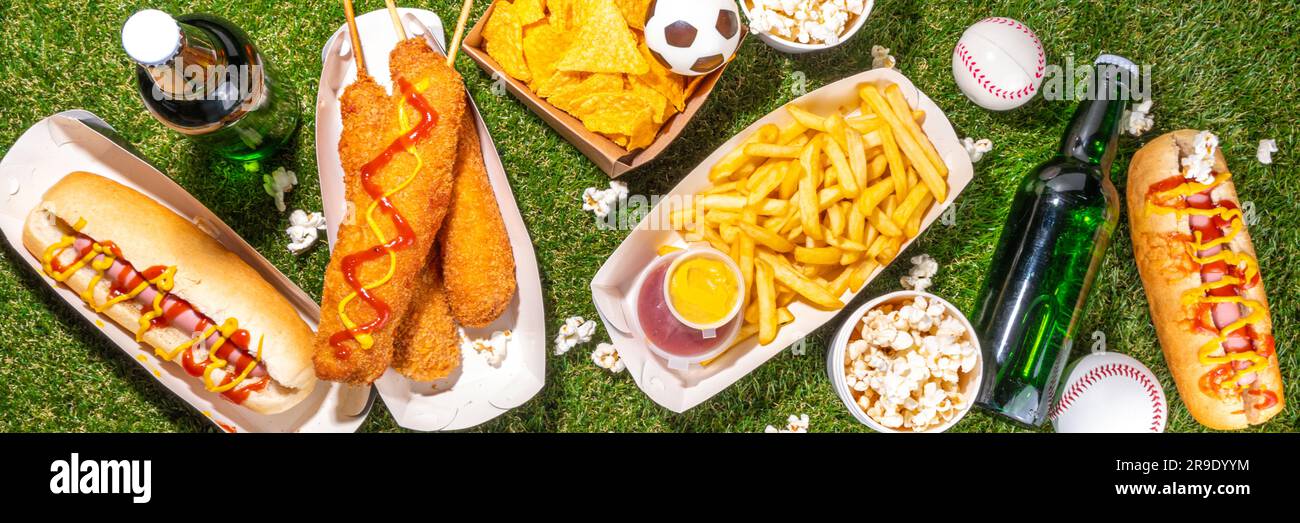 Traditionelles Sportstadionessen und Bierhintergrund, verschiedene Baseball-, Basketball-, Fußball-Fans und Stadion-Snacks, Chips, Saucen, Hot Dogs wi Stockfoto