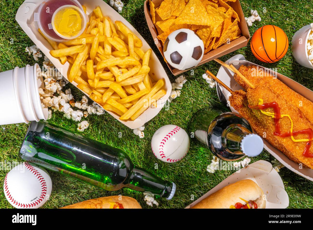 Traditionelles Sportstadionessen und Bierhintergrund, verschiedene Baseball-, Basketball-, Fußball-Fans und Stadion-Snacks, Chips, Saucen, Hot Dogs wi Stockfoto