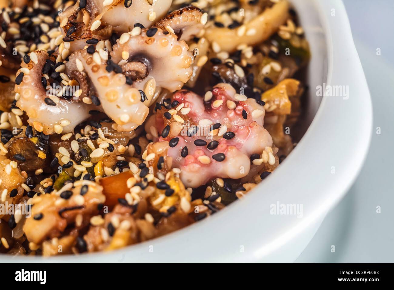 Eine nahrhafte Frühstückschüssel mit Tintenfisch, Reis und einer Vielzahl von Samen für die ultimative gesunde Mahlzeit. Stockfoto