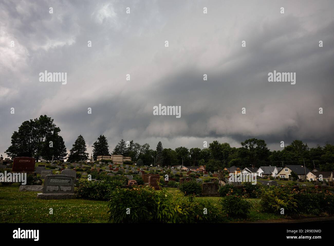 Bloomington, Usa. 25. Juni 2023. Vom Rosehill-Friedhof aus sieht man Wolken nach Nordwesten. Ein Tornado traf die Gegend an einem Sonntagnachmittag. Kredit: SOPA Images Limited/Alamy Live News Stockfoto