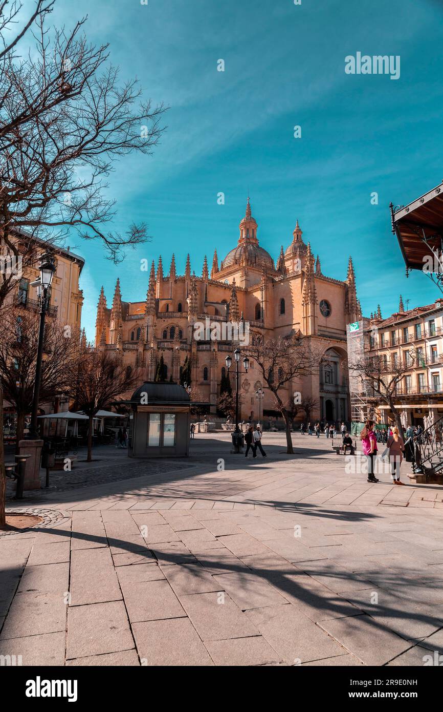 Segovia, Spanien - 18. Februar 2022: Die Kathedrale von Segovia ist die römisch-katholische Kathedrale im gotischen Stil auf der Plaza Mayor in Segovia, Kastilien-Leon Stockfoto