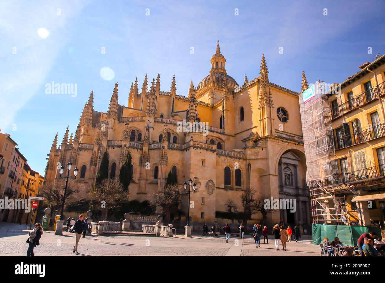Segovia, Spanien - 18. Februar 2022: Die Kathedrale von Segovia ist die römisch-katholische Kathedrale im gotischen Stil auf der Plaza Mayor in Segovia, Kastilien-Leon Stockfoto