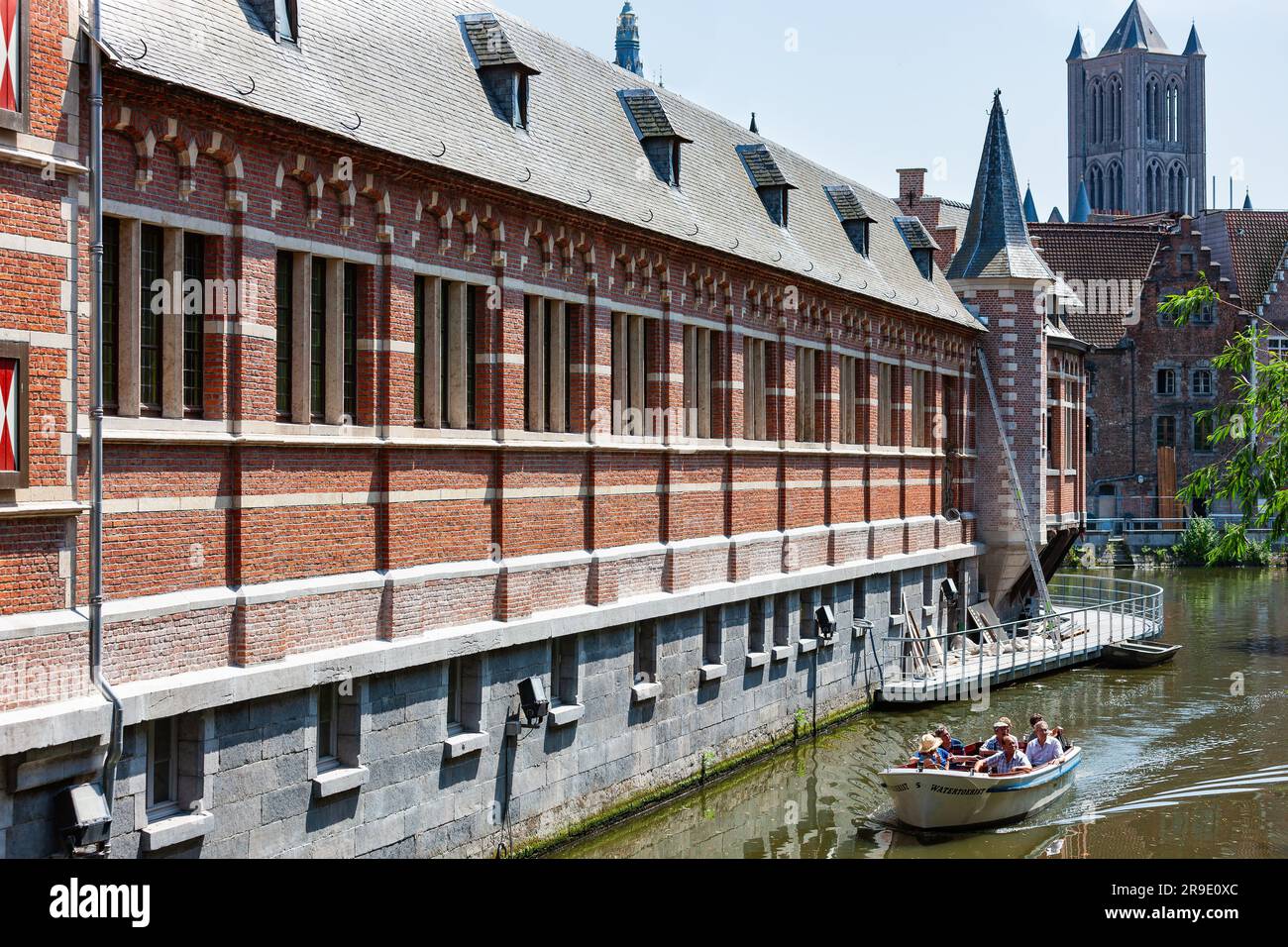 Gent, Belgien - 10. Juli 2010 : gemütliche Bootstour in einem kleinen Tourboot durch einen Kanal vor der Leie. Stockfoto